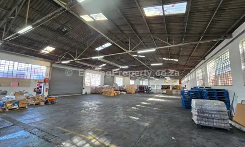 Property with large yard to let in Epping