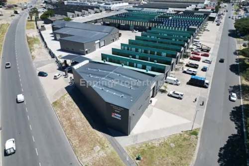 Factory to rent in Epping Industria