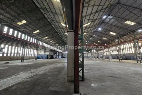 High Warehouse to Let in Epping Industria