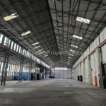 High Warehouse to Let in Epping Industria