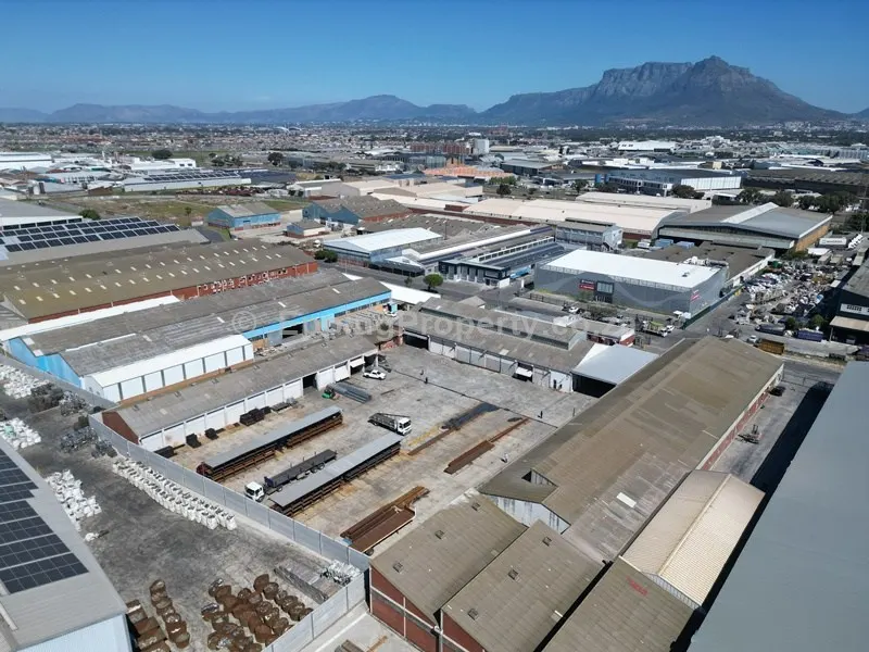 Industrial Property with Yard to Rent in Epping